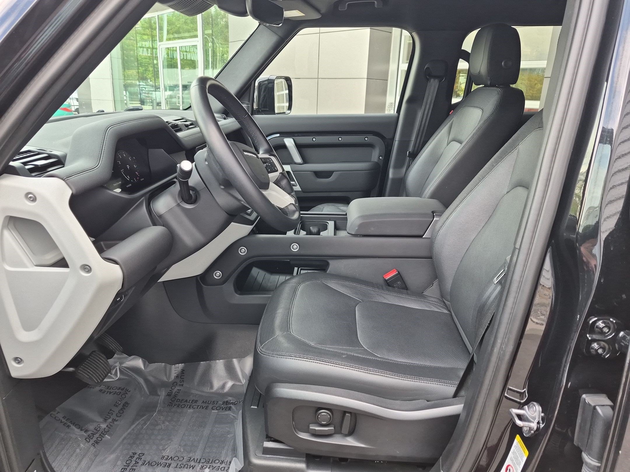 Used 2024 Black Land Rover X-Dynamic SE image 15