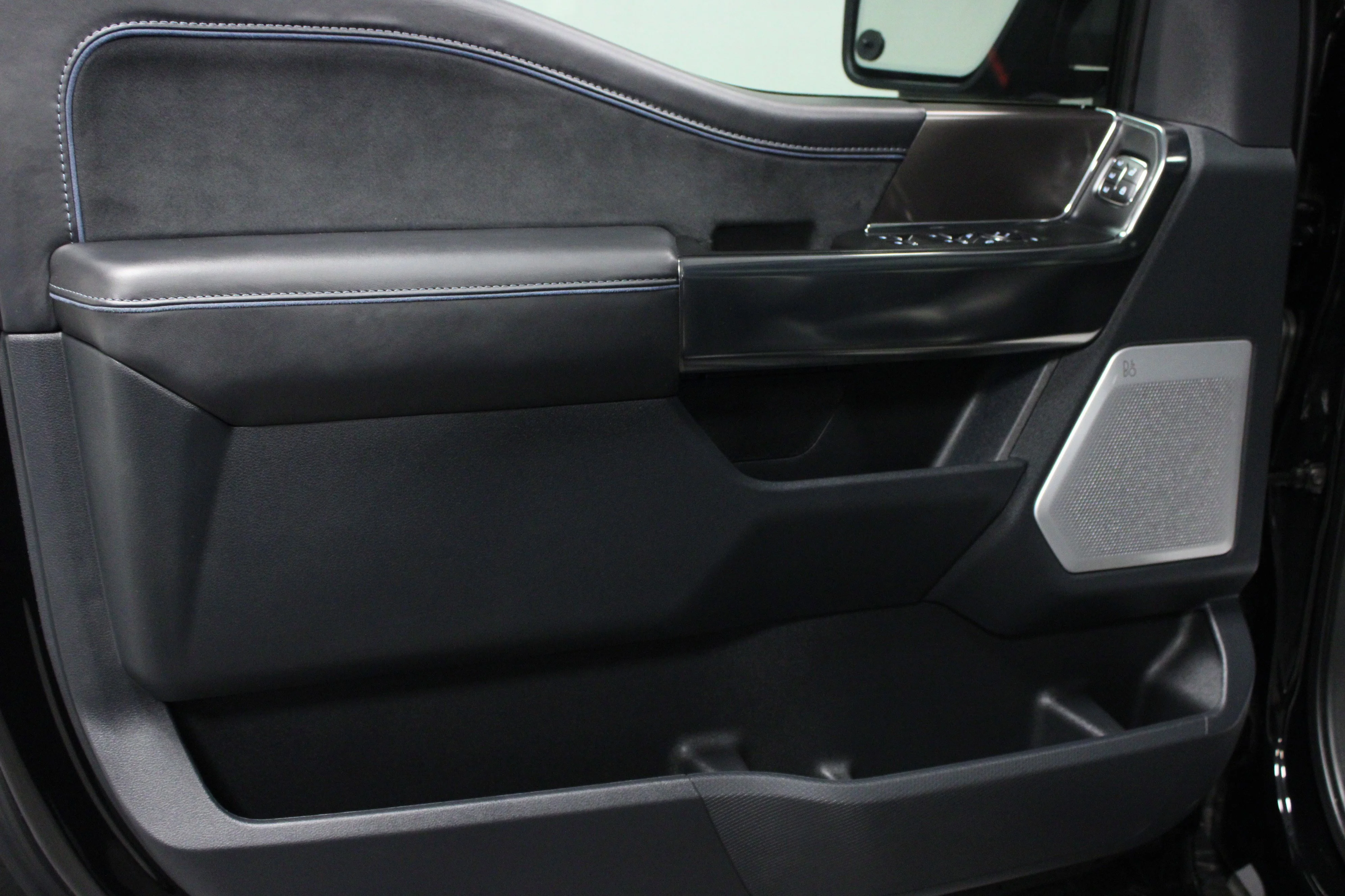 Used 2025 Agate Black Metallic Ford Platinum image 11
