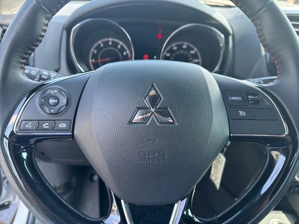 Used 2024 White Diamond Mitsubishi 2.0 SE image 16