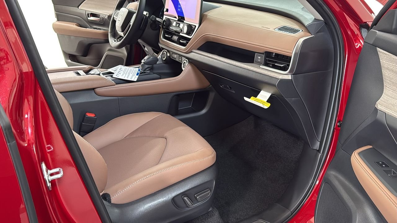 New 2026 Ruby Flare Pearl <sup>1</sup> Toyota  Platinum image 19