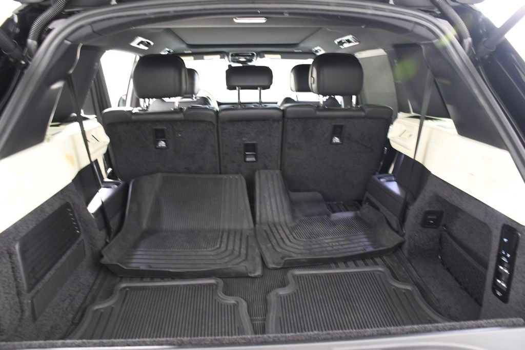 Used 2024 Santorini Black Metallic Land Rover SE image 23