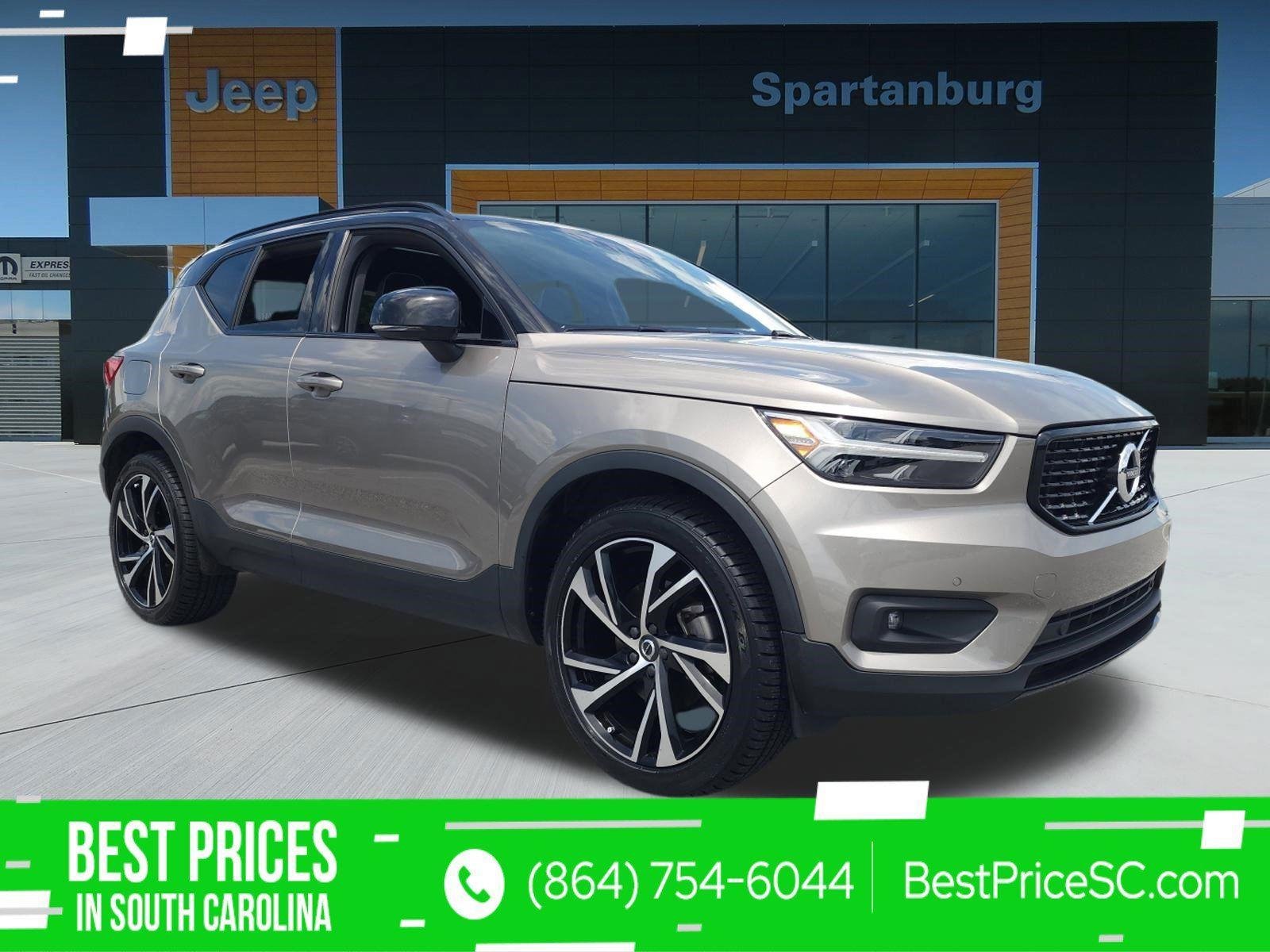 2022 Volvo XC40 T4 R-Design's photo