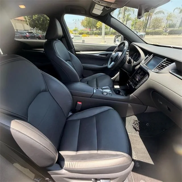 Used 2025 White INFINITI LUXE image 32