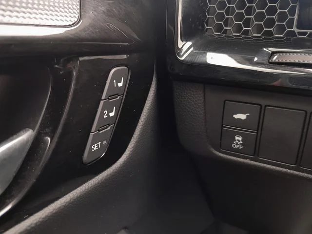 Used 2024 White Honda EX-L image 37