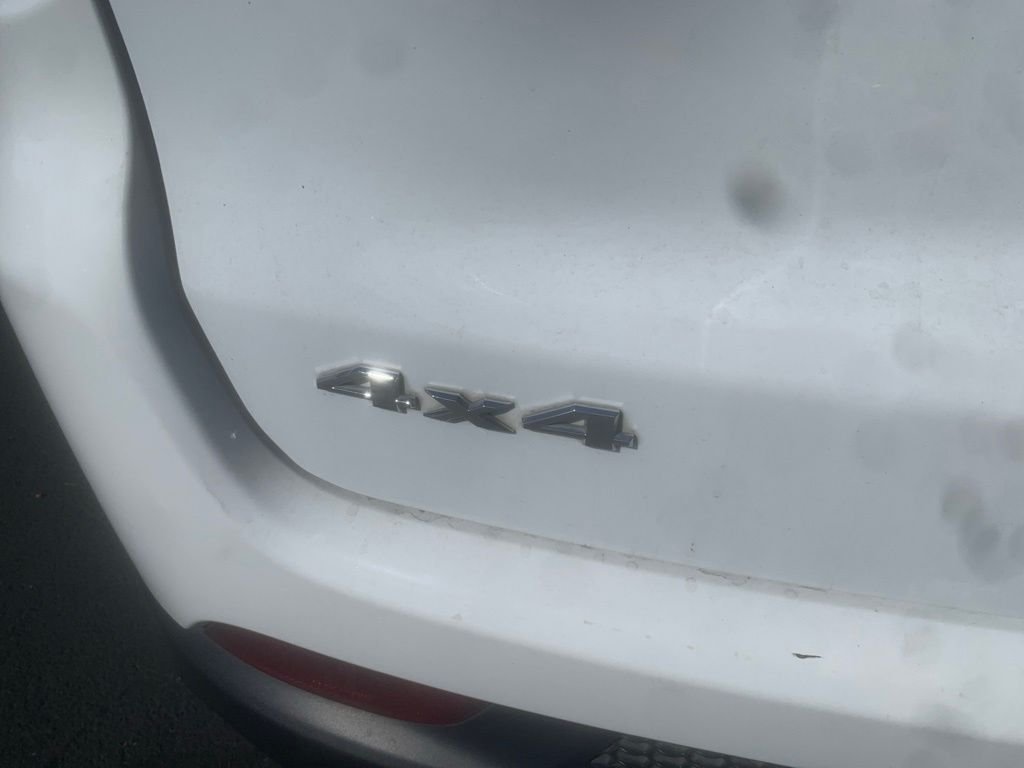 Used 2022 Bright White Clearcoat Jeep Latitude image 7