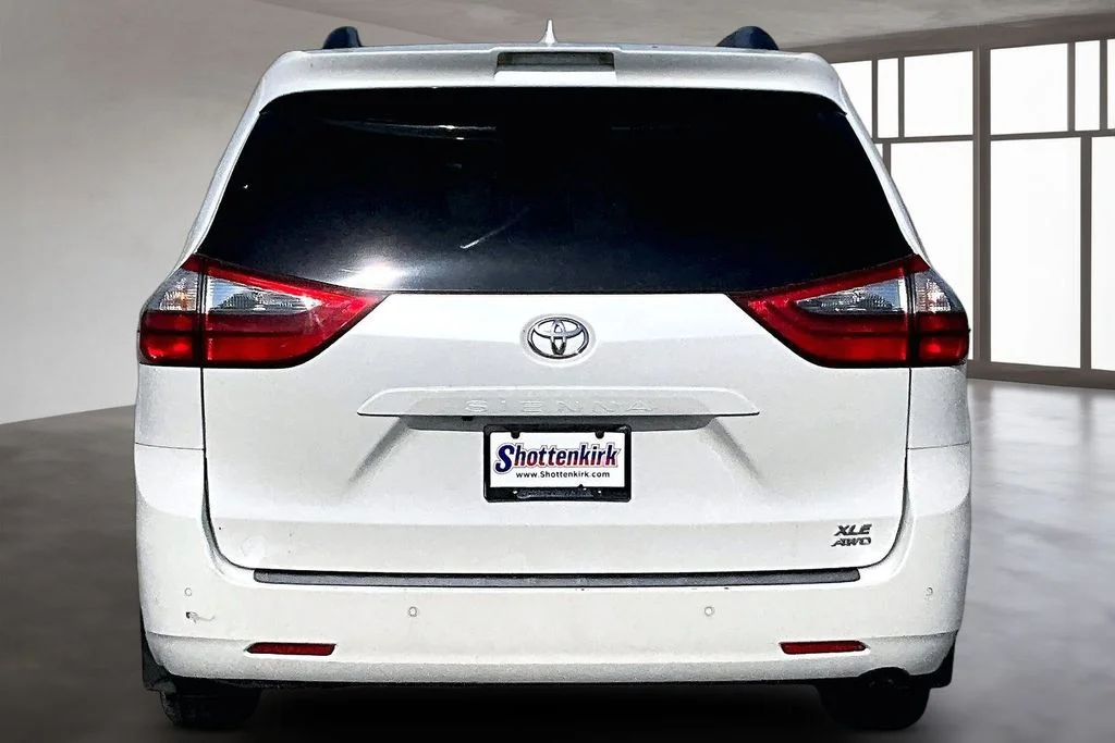 Used 2020 White Toyota XLE Premium image 5