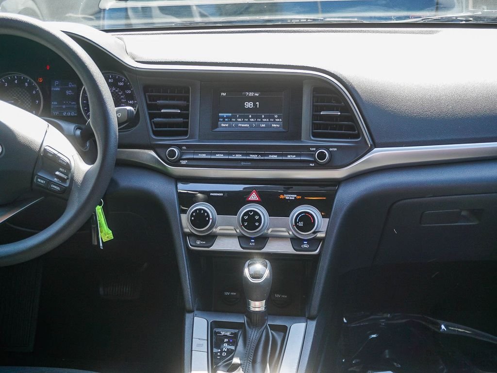 Used 2019 Black Hyundai SE image 15