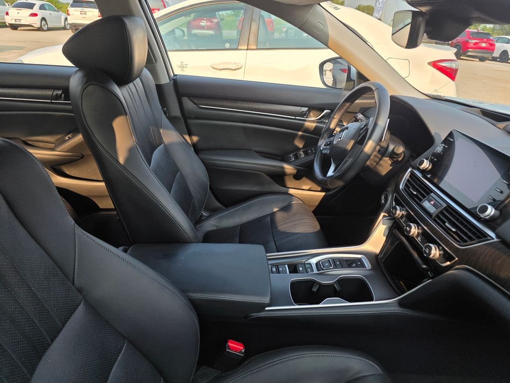 Used 2022 Lunar Silver Metallic Honda Touring image 6