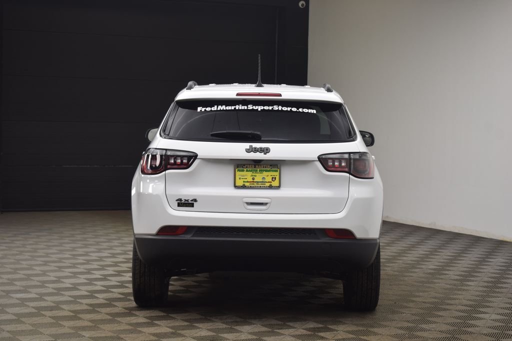 New 2026 Bright White Clear-Coat Exterior Paint Jeep Latitude image 11