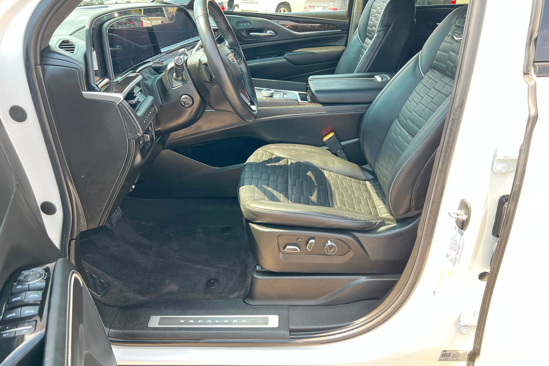 Used 2024 Crystal White Tricoat Cadillac Sport Platinum image 18