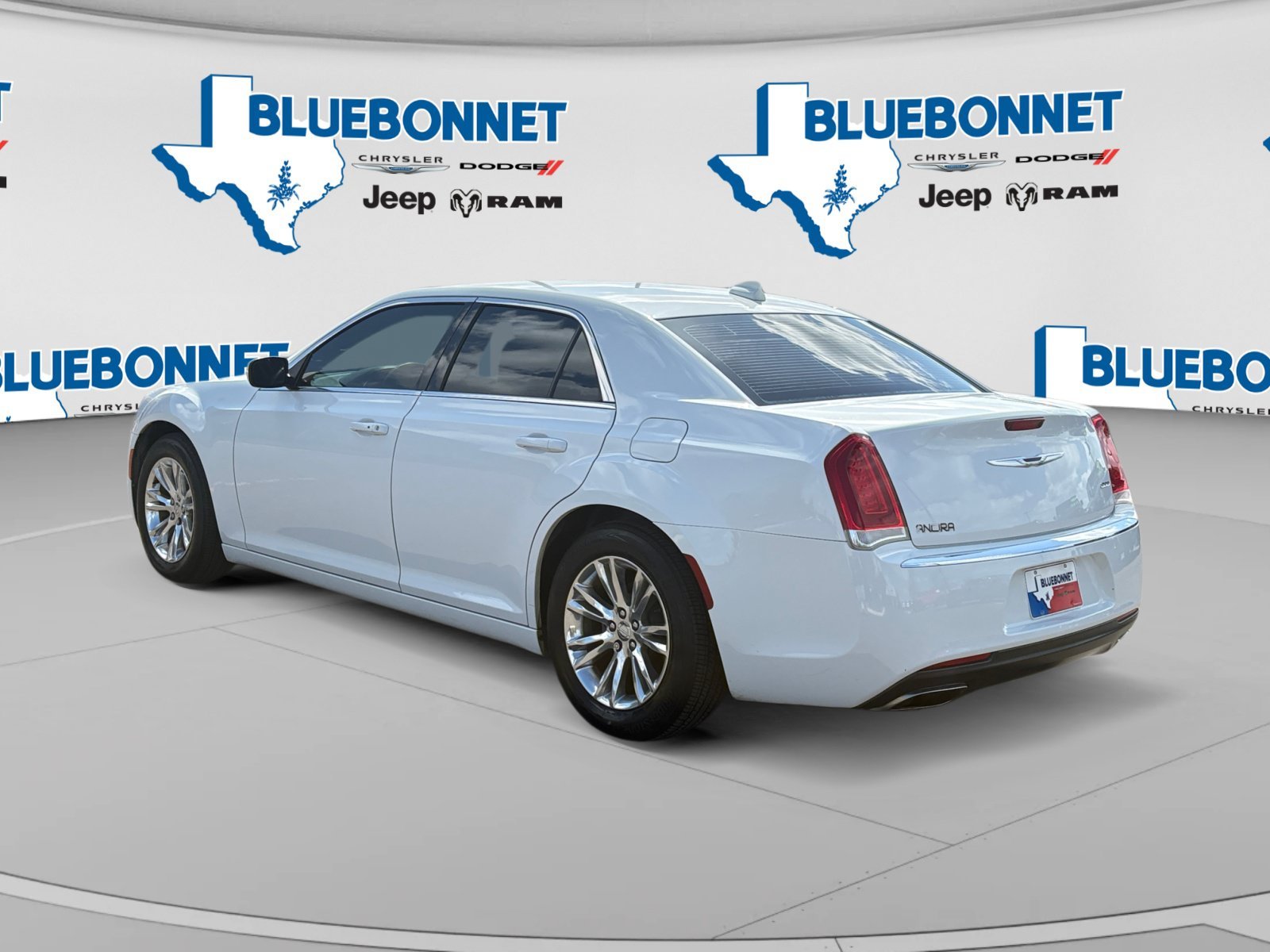 Used 2018 Bright White Clearcoat Chrysler Touring L image 7