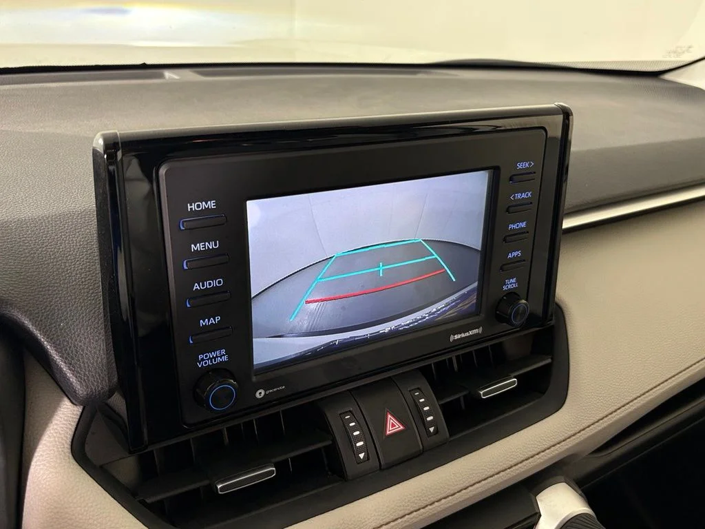 Used 2021 White Toyota XLE Premium image 27