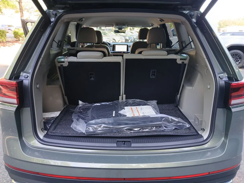 New 2026 Green Volkswagen SE w/Technology image 21