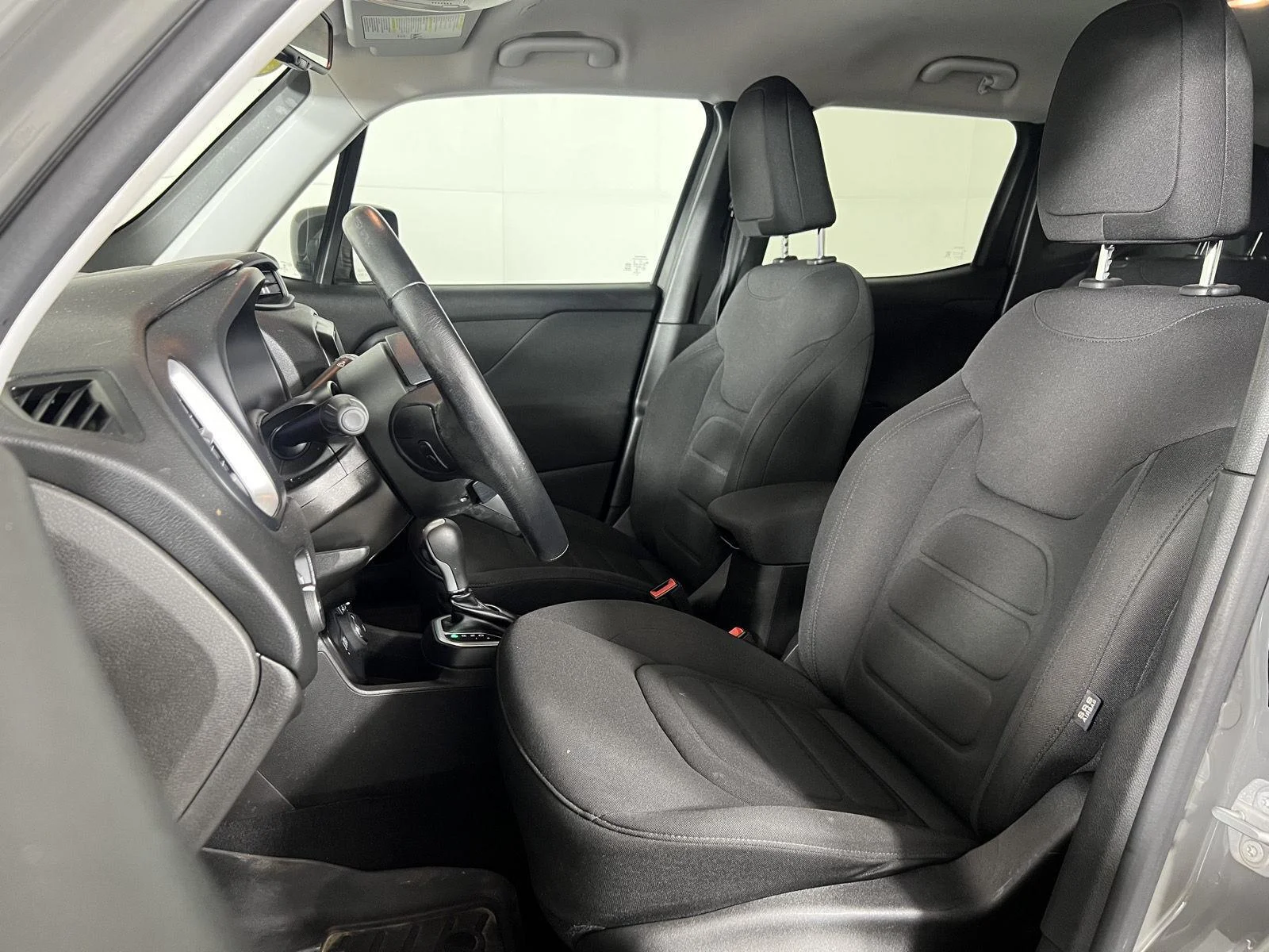 Used 2021  Jeep Latitude image 15