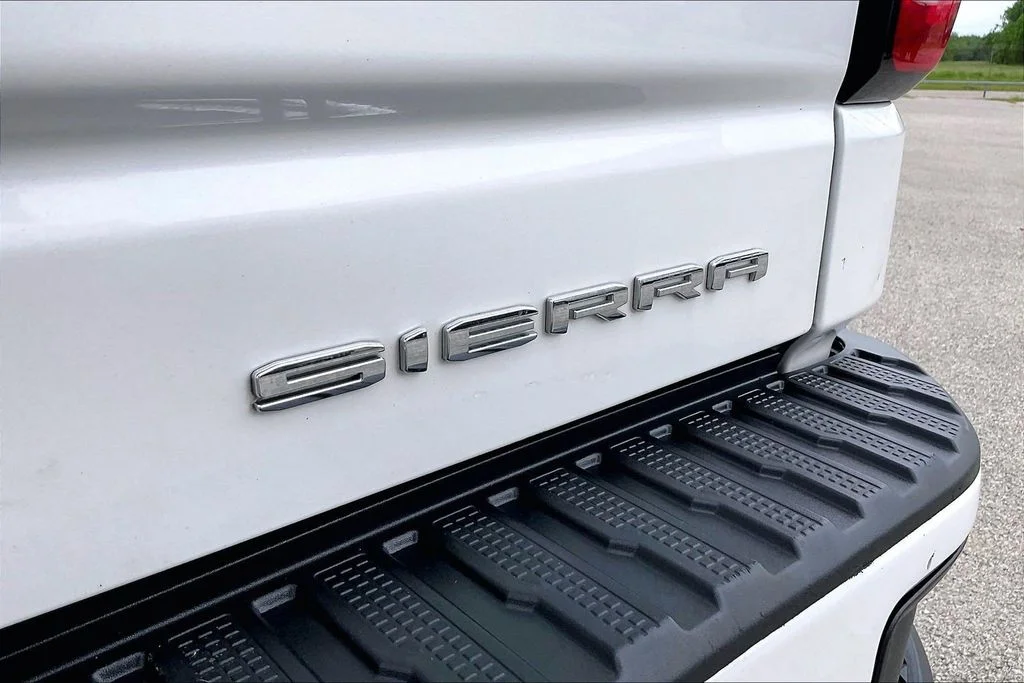 Used 2022 White GMC Denali image 21