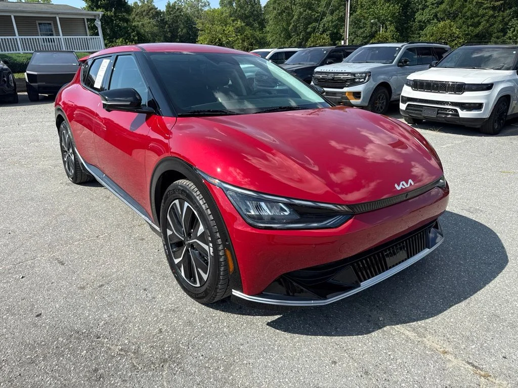 Used 2024 Red Kia Wind image 2