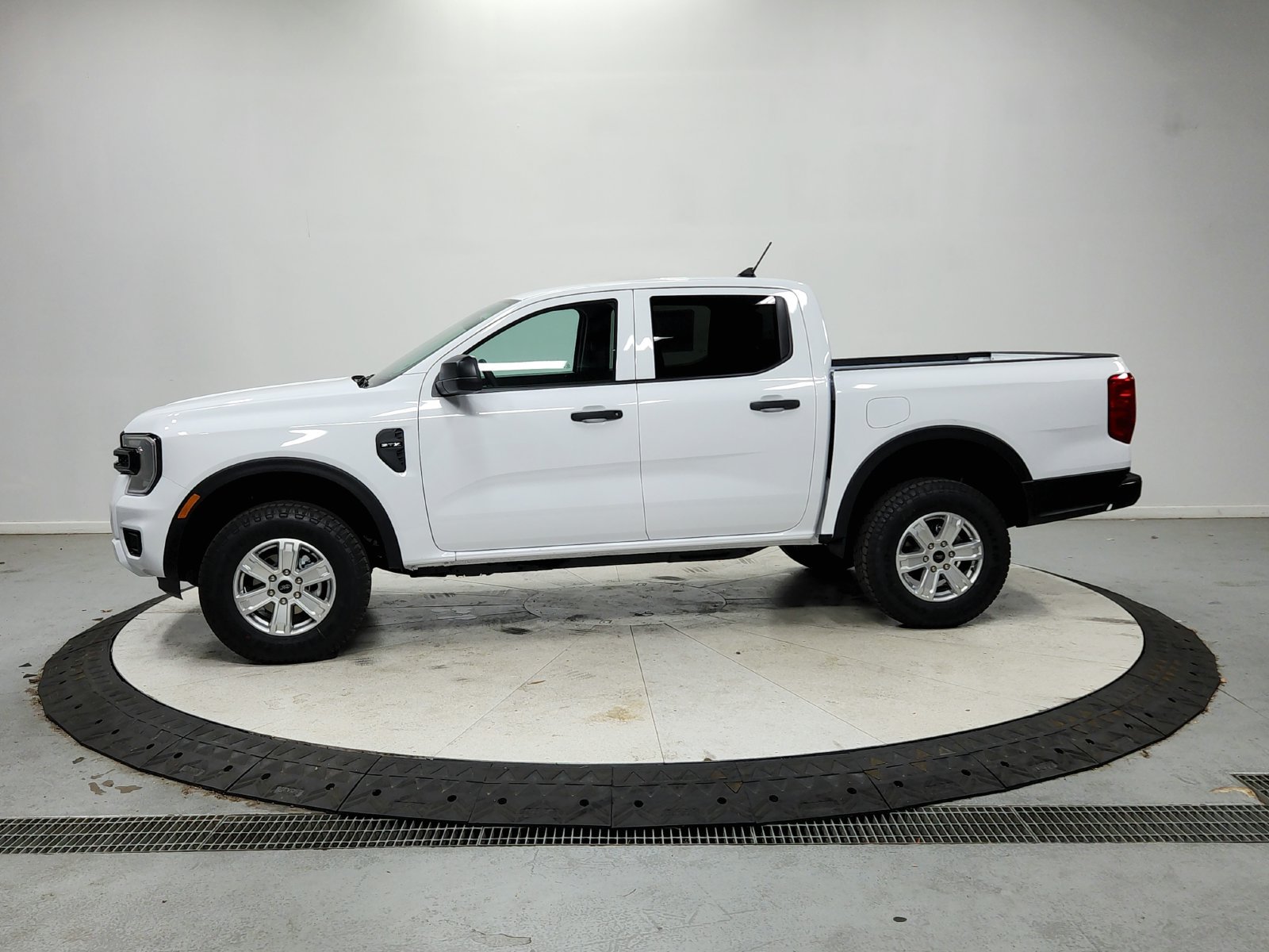 New 2026 Oxford White Ford XL image 5