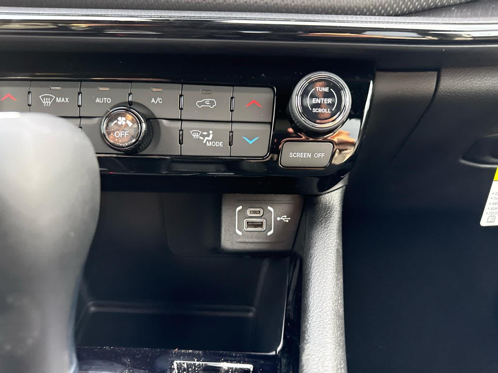 New 2026 Bright White Clearcoat Jeep Latitude image 24
