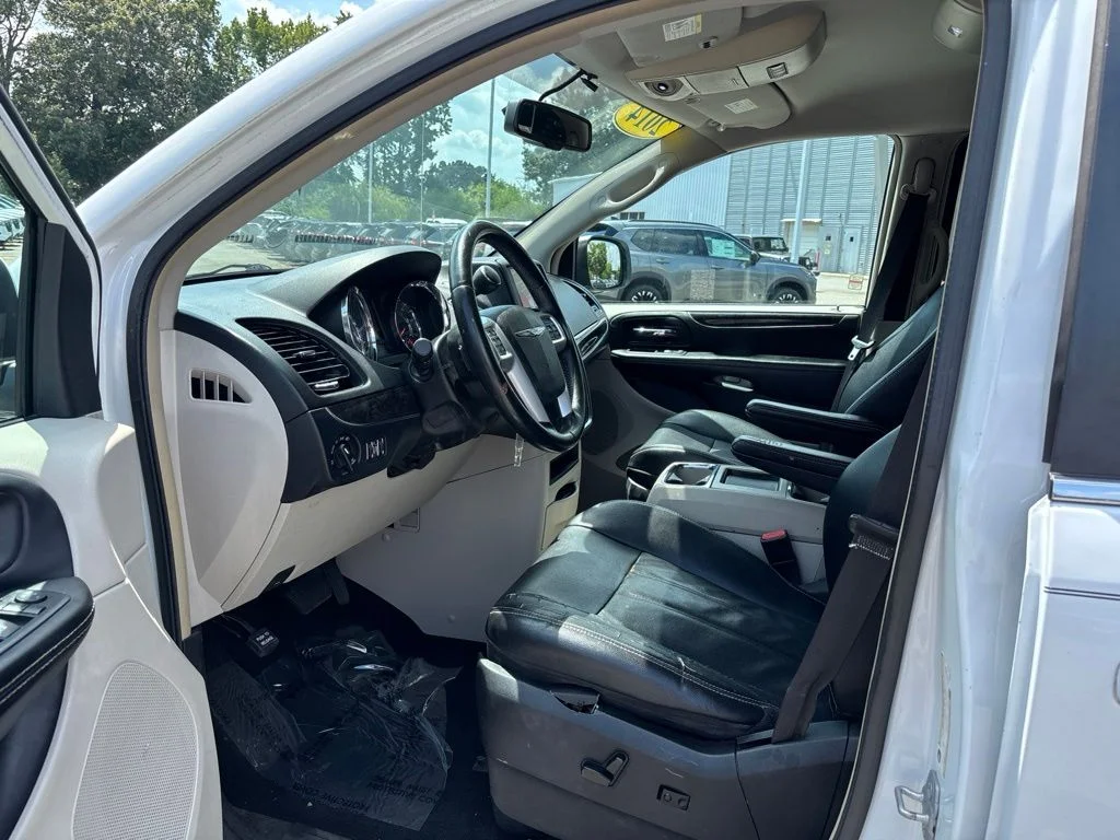 Used 2014 White Chrysler Touring image 5