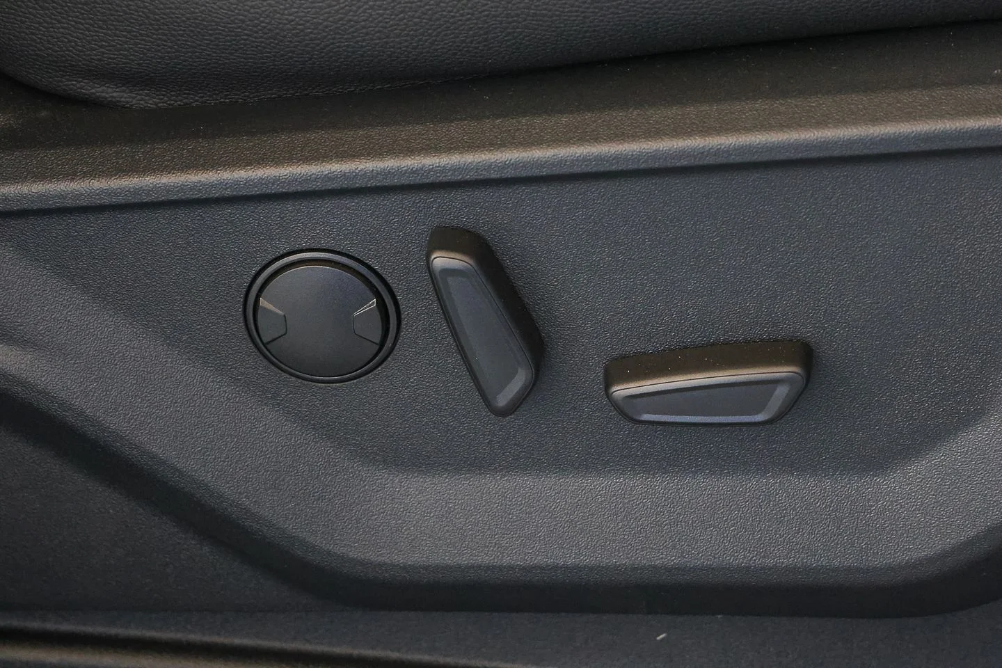 New 2026 Carbonized Gray Metallic Ford XLT image 45