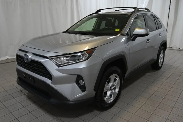 Used 2021 Silver Toyota XLE image 16