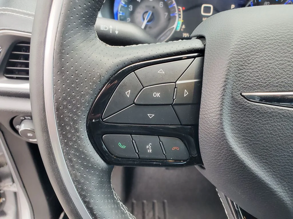 Used 2019 Silver Chrysler Limited image 10