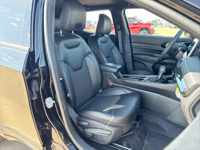 New 2026 Diamond Black Crystal Pearl-Coat Exterior Paint Jeep Latitude image 23