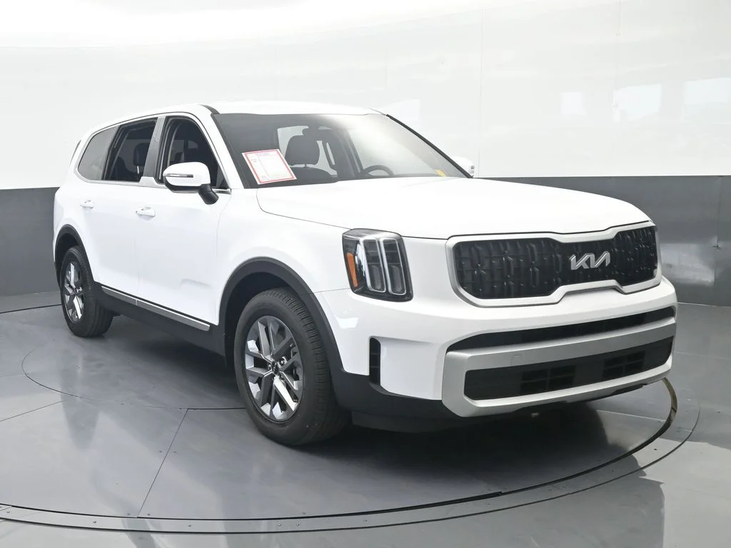Used 2025 Glacial White Pearl Kia LX image 8