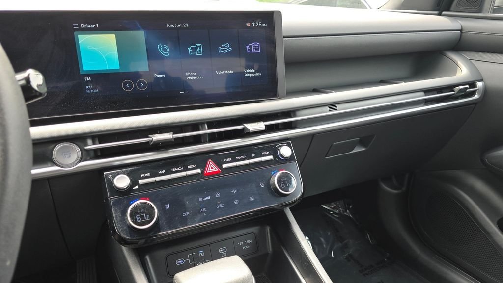 Used 2025 Atlas White Hyundai SEL image 33