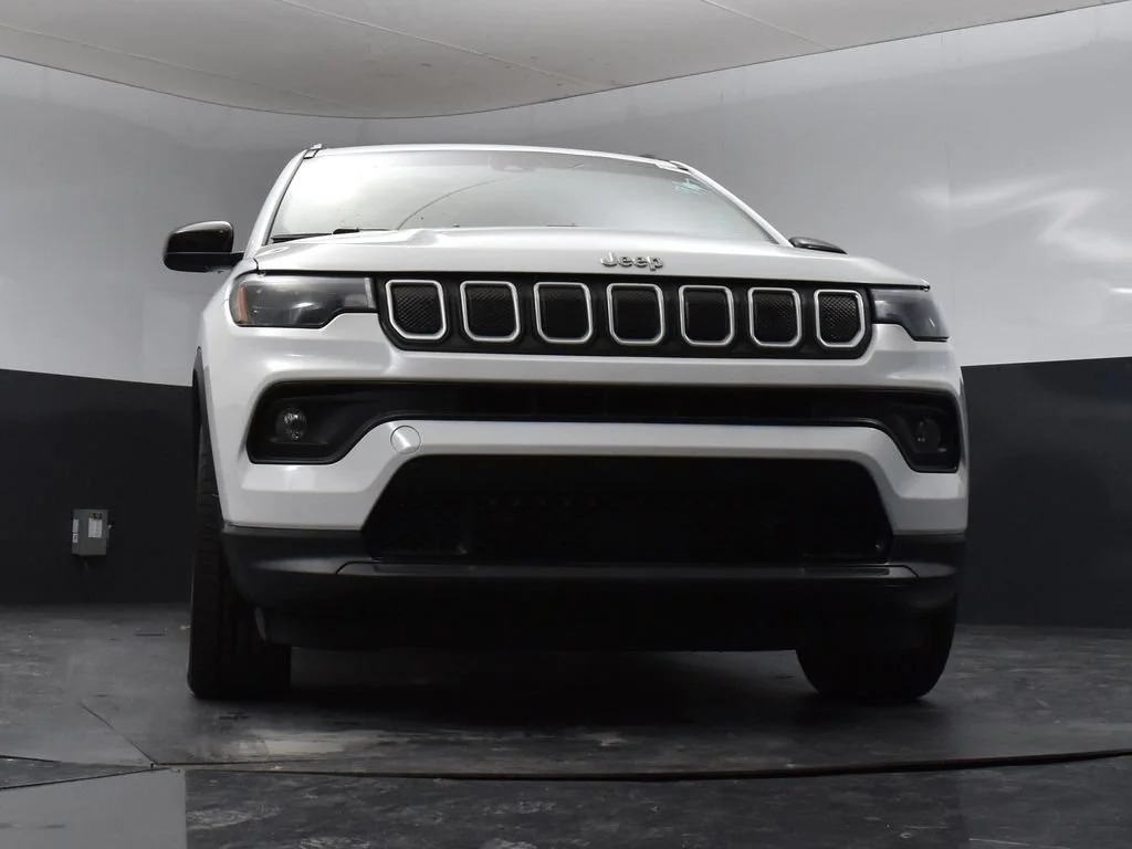 Certified Used 2022 White Jeep Latitude Lux image 9