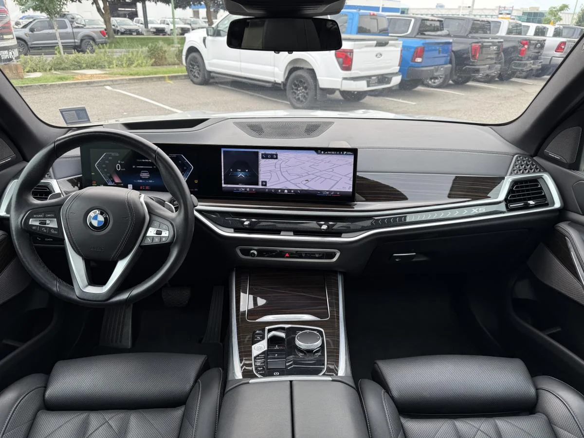Used 2024 White BMW xDrive40i Sports Activity Vehicle image 22