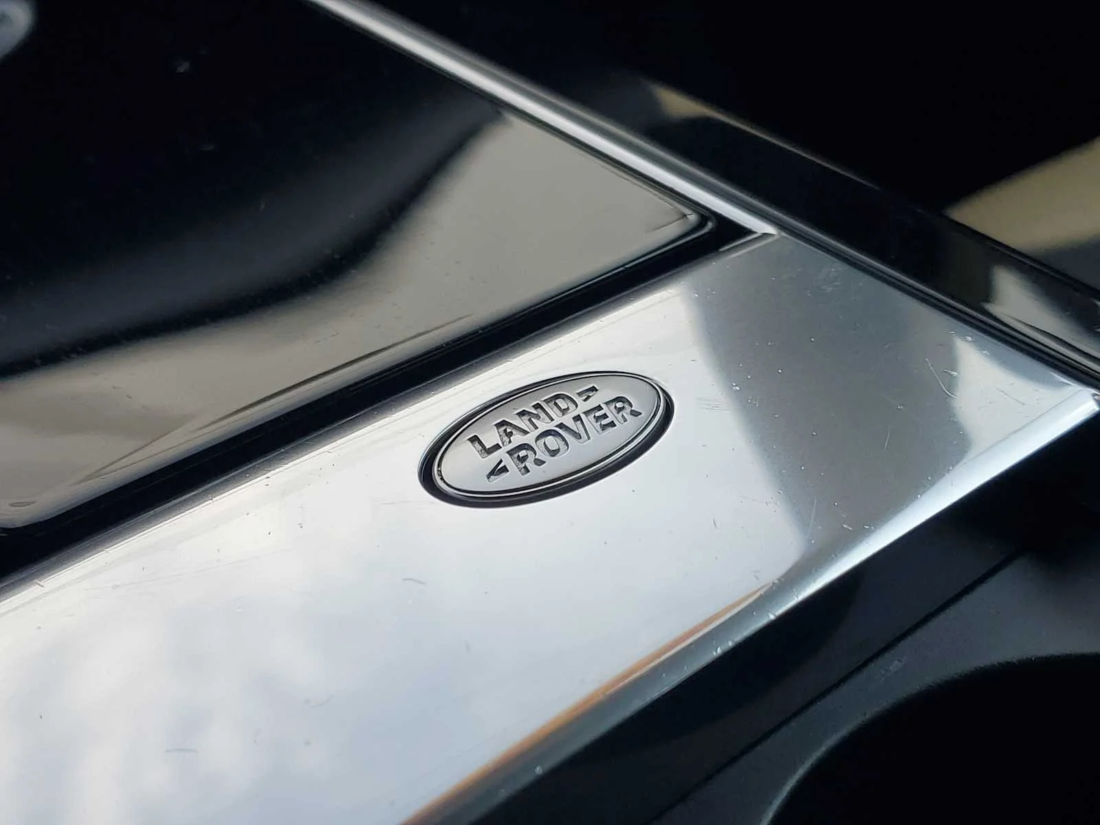Used 2023  Land Rover R-Dynamic S image 32