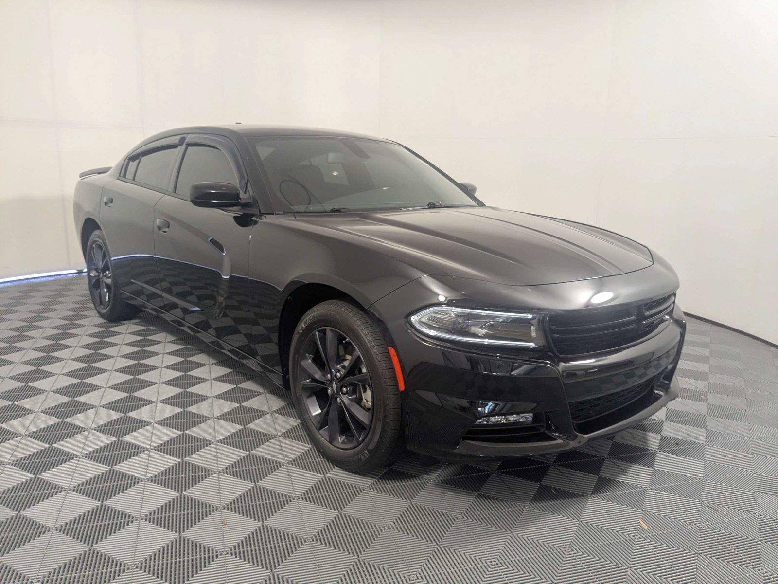 Used 2023 Pitch Black Clearcoat Dodge SXT image 3