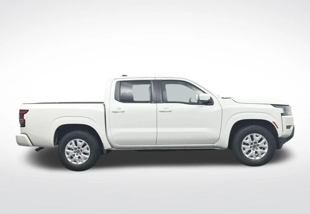 Used 2022 White Nissan SV image 4