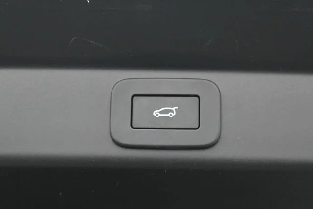 Used 2025 Charente Gray P Land Rover Autobiography image 23