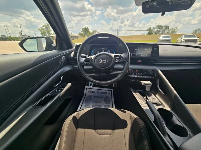 Used 2025  Hyundai SEL Sport image 13