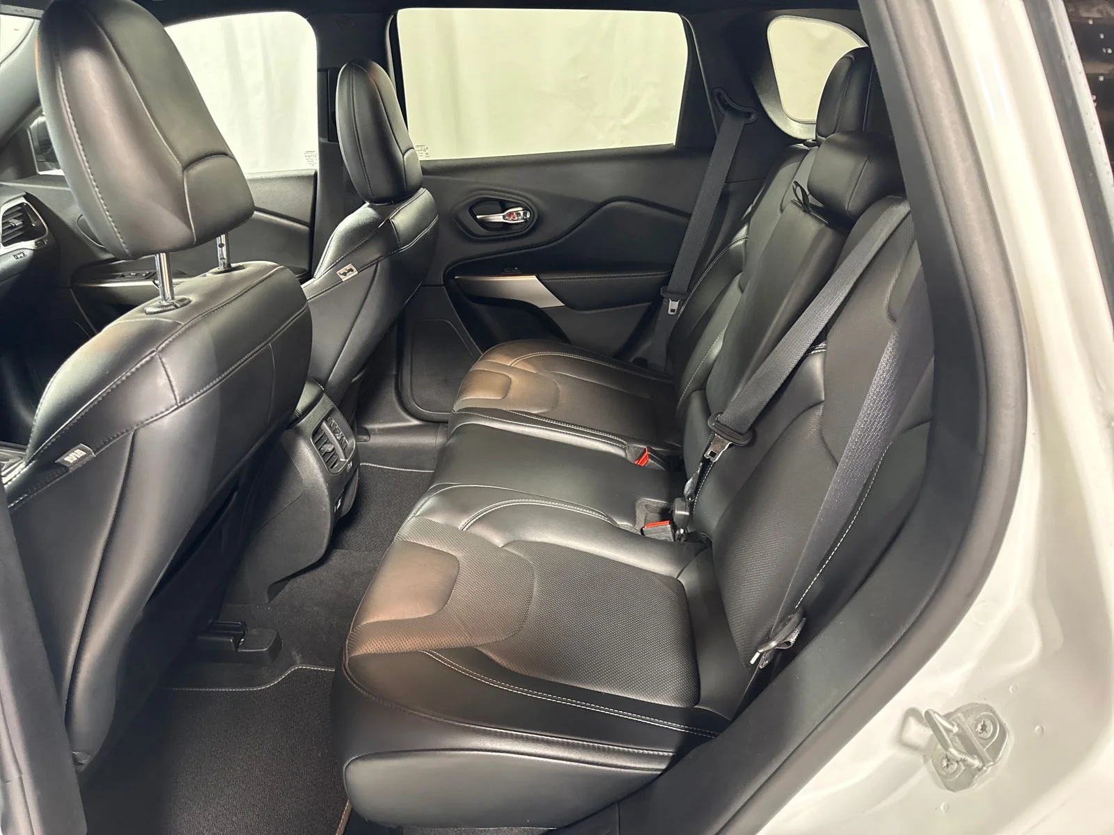 Used 2021 Bright White Clearcoat Jeep Latitude Lux image 5