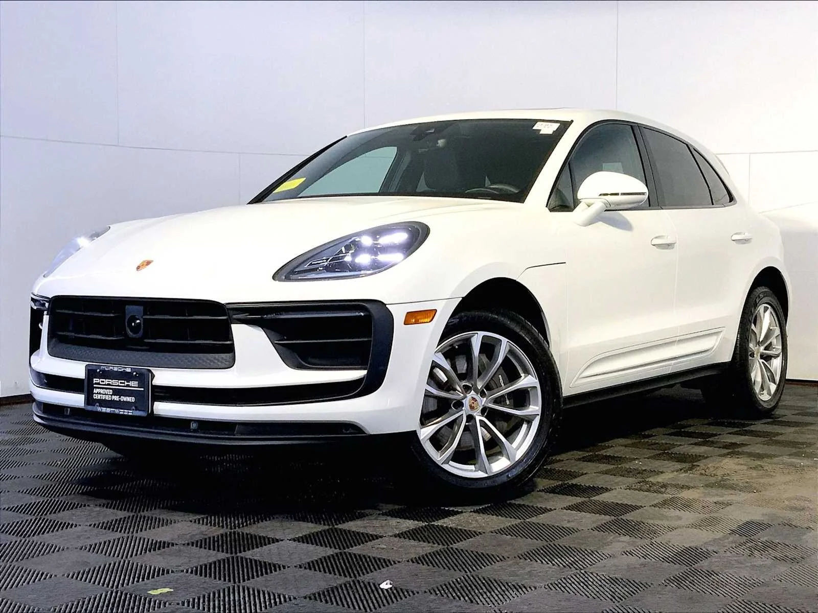 2023 Porsche Macan -'s photo