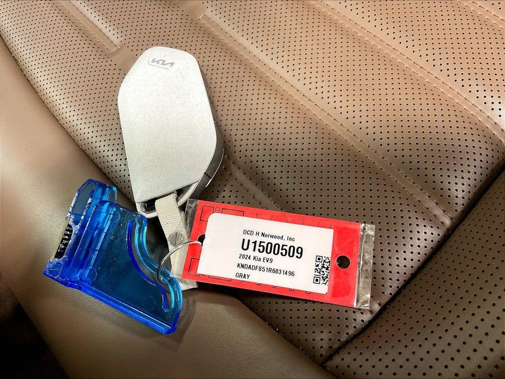 Used 2024 White Kia Land image 32