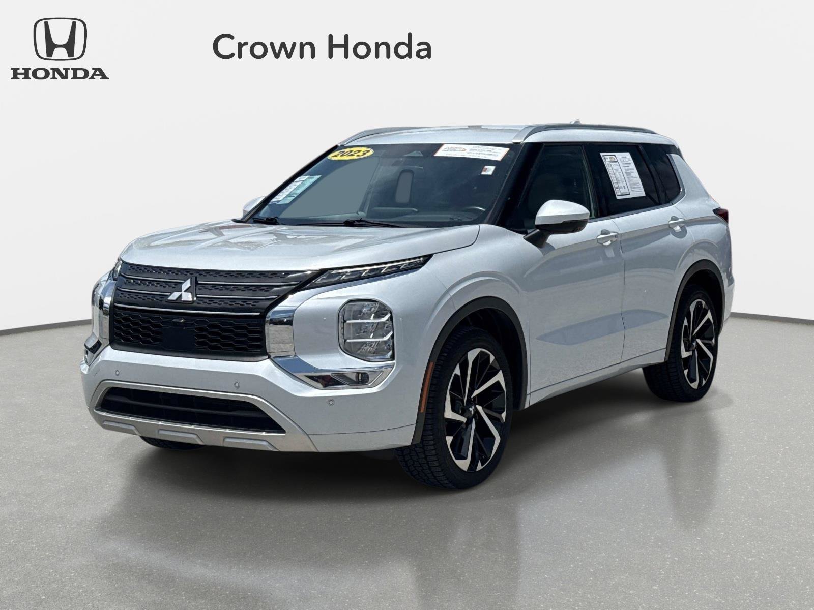 Used 2023 White Diamond Pearl Mitsubishi SEL image 1