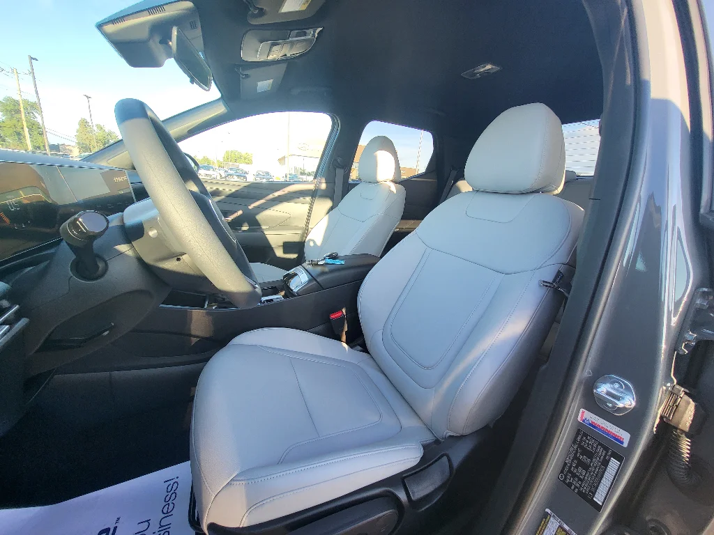 New 2027 Hampton Gray Hyundai SE image 22
