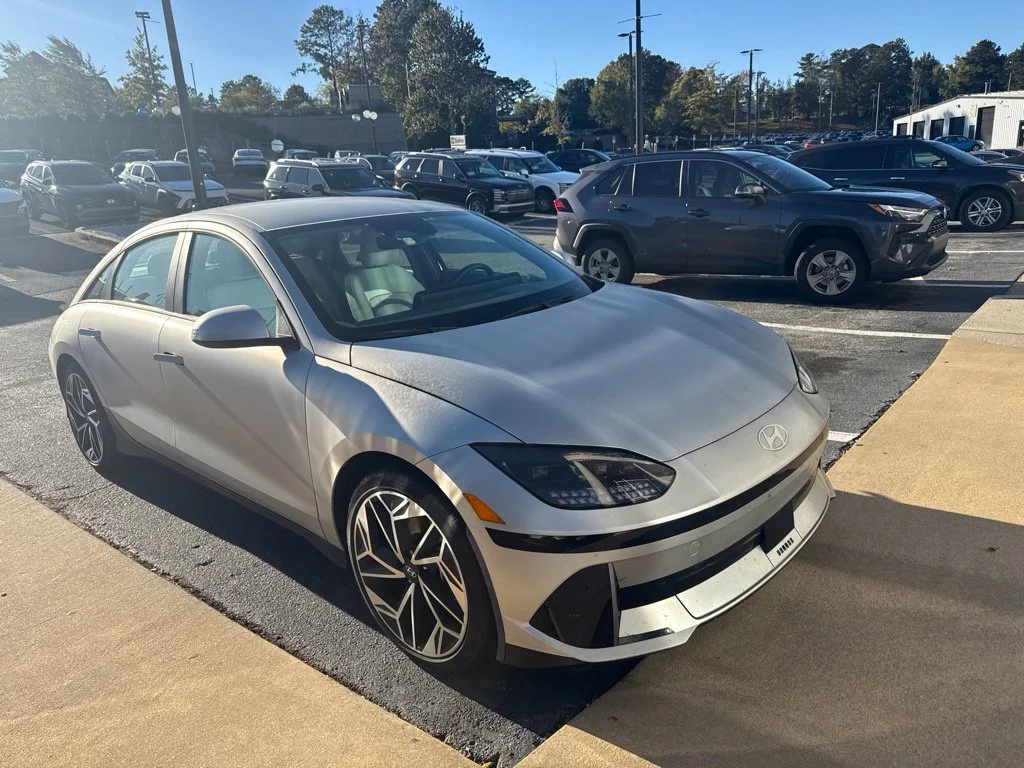 Used 2024 Gold Hyundai SEL image 3