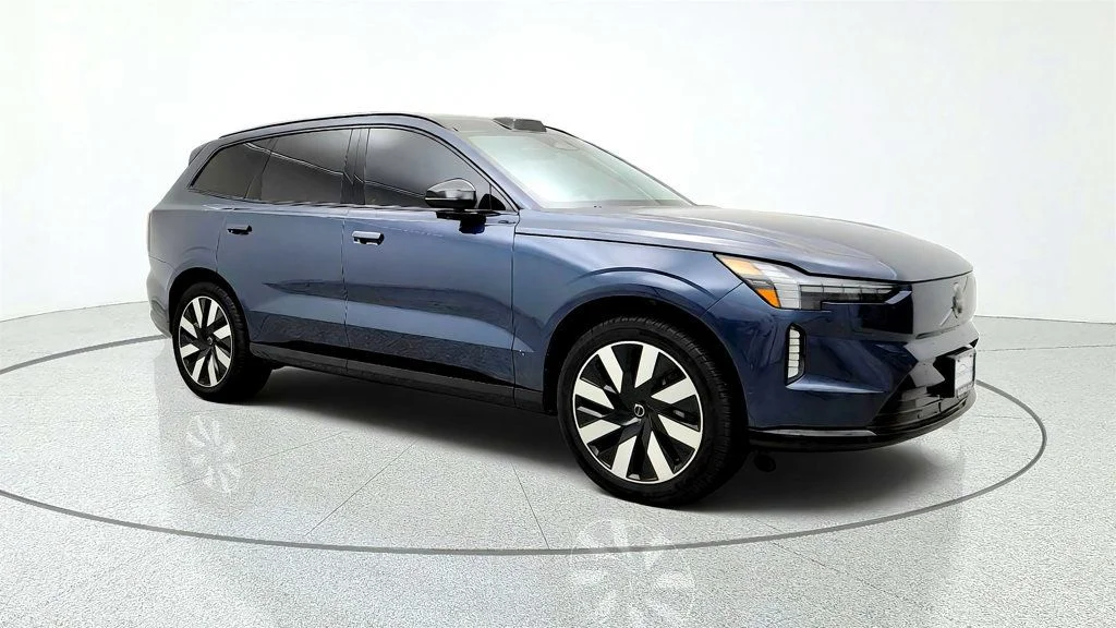 Used 2025 Denim Blue Metallic Volvo Twin Motor Plus 7-Seater w/ Tow Bar Hitch image 3