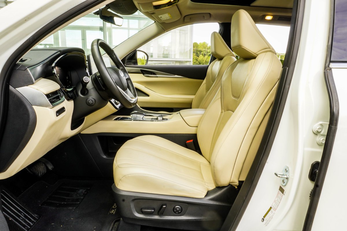 Used 2023 White INFINITI LUXE image 33