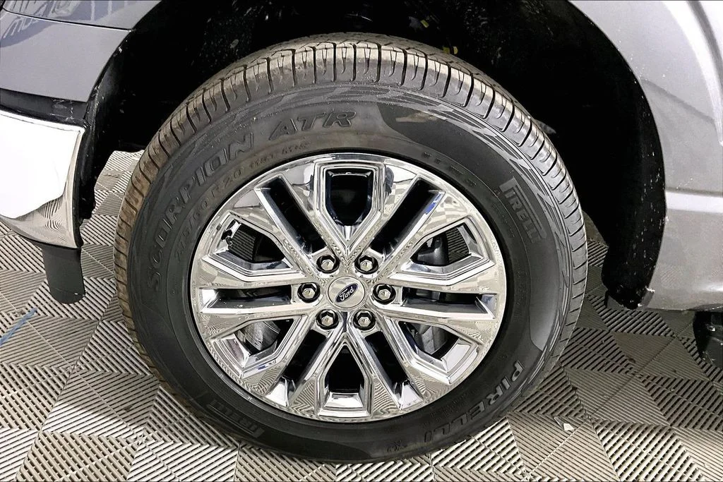 New 2026 Carbonized Gray Metallic Ford XLT image 11
