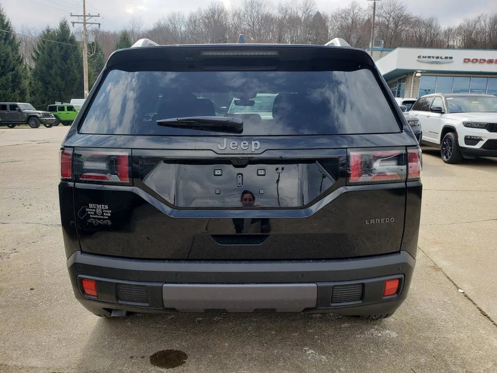 New 2026 Diamond Black Crystal Pearl-Coat Exterior Paint Jeep Laredo image 4