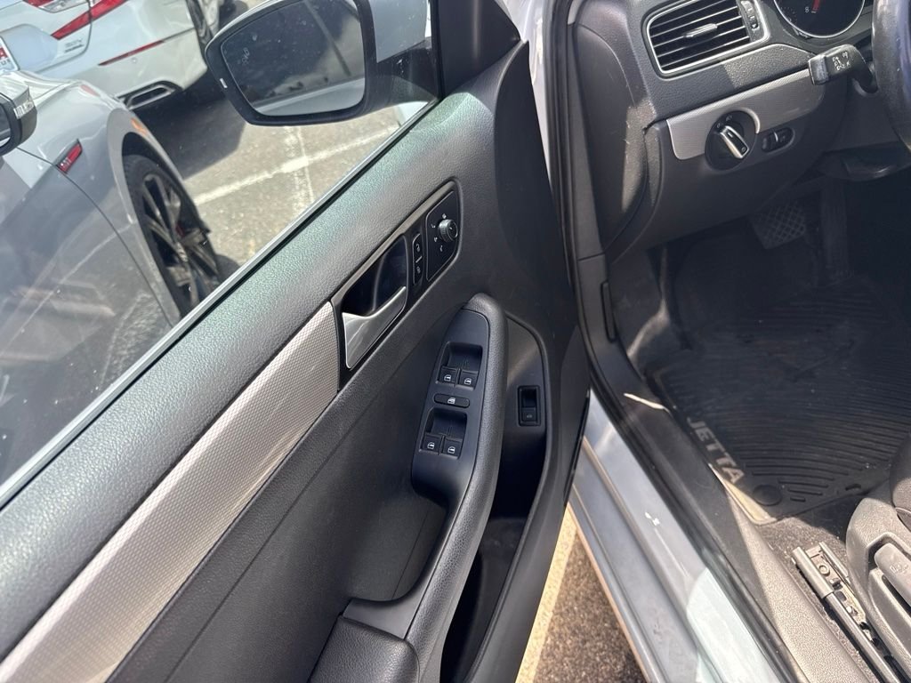 Used 2017  Volkswagen 1.4T SE image 17