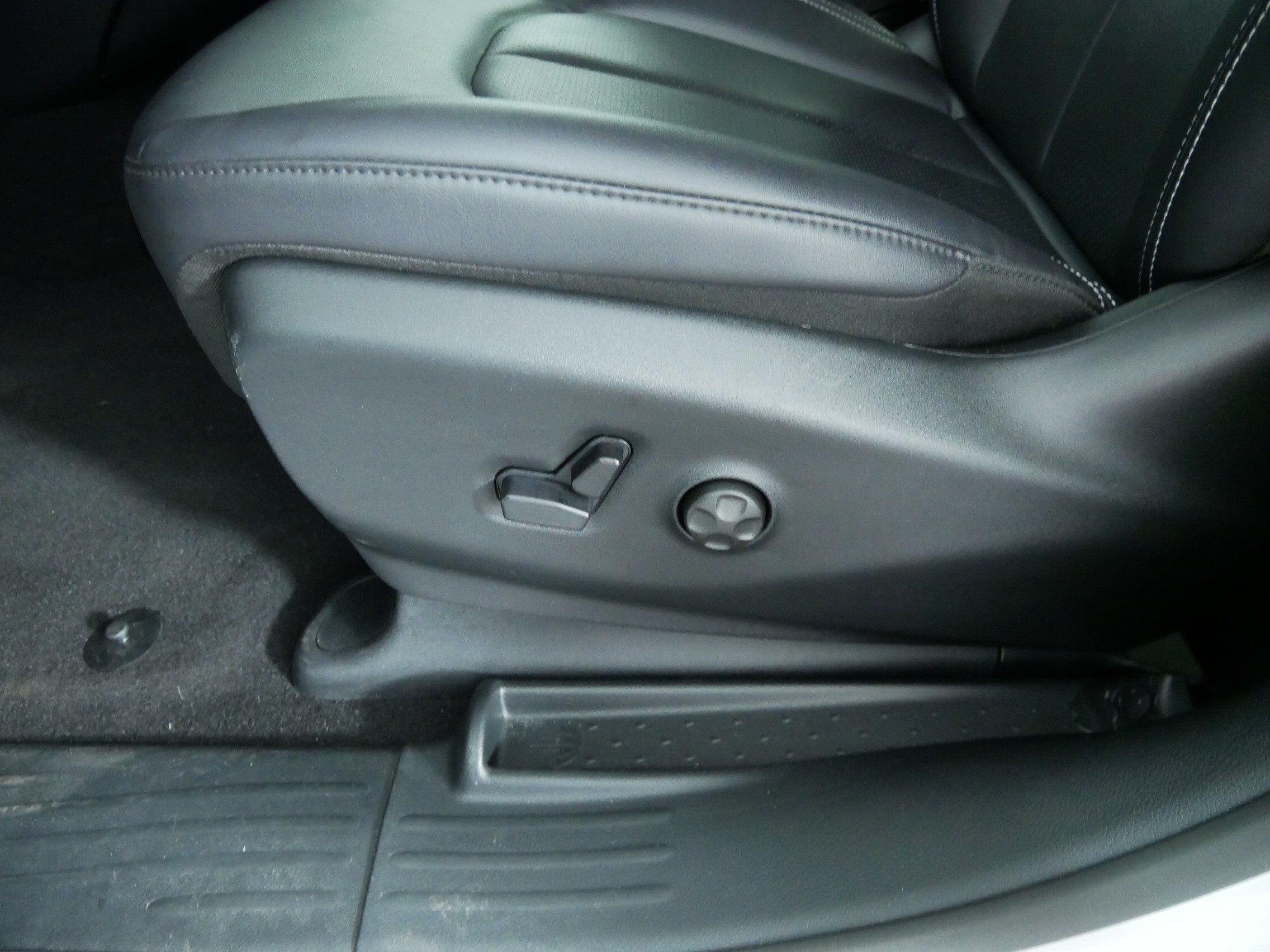 Used 2026 Bright White Clearcoat Chrysler Select image 22