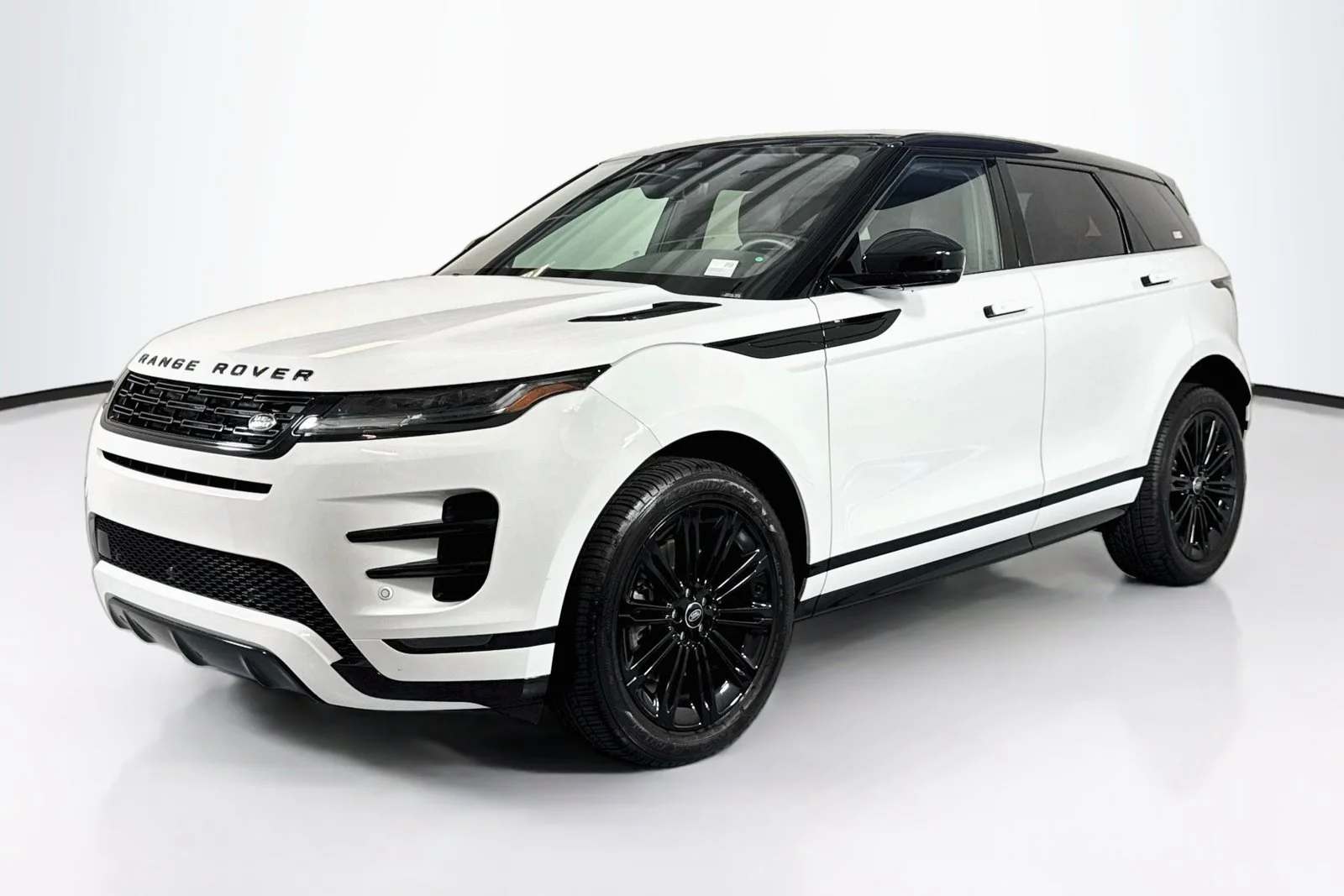 Used 2024 Fuji White Land Rover Dynamic SE image 1