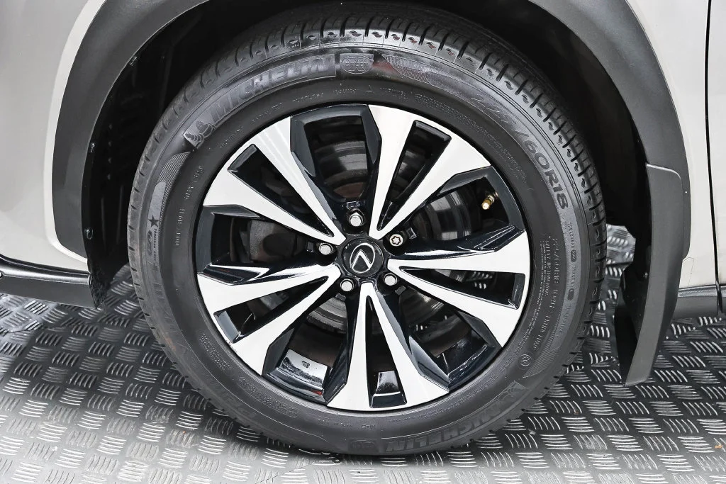 Used 2018  Lexus  image 29